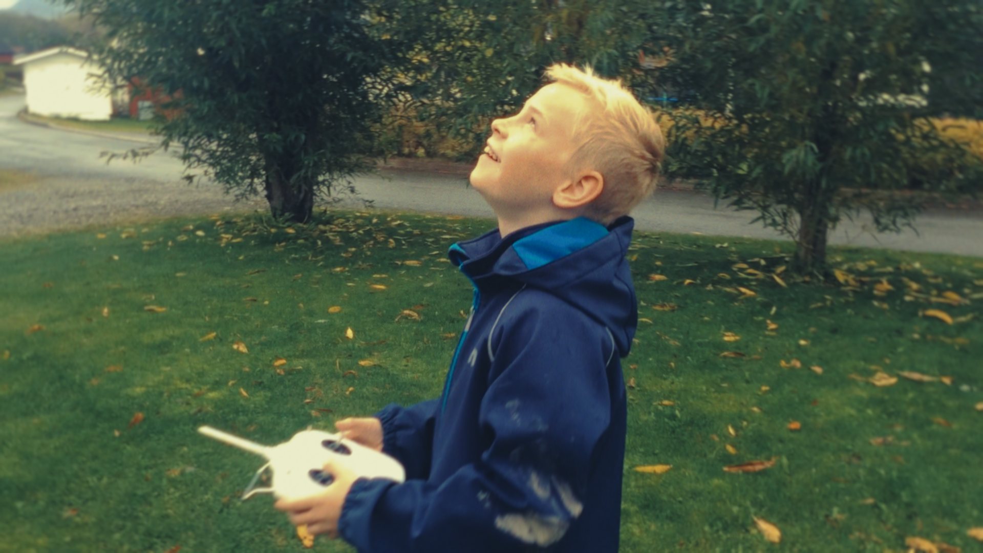 Simon, 12 år, flyr sin første drone
